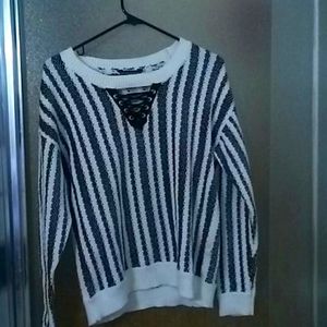 Black and white sweater size L rock & republic